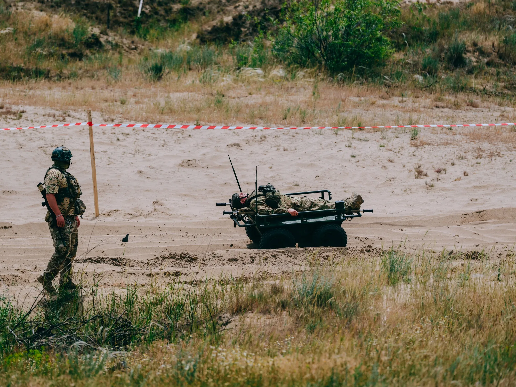 Моделювання дистанційно керованої медичної евакуації з поля бою за допомогою наземного безпілотника Lynx-PRO.